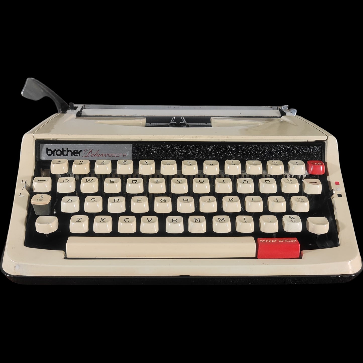 Image of Brother Deluxe 850TR Typewriter. Available from universaltypewritercompany.in