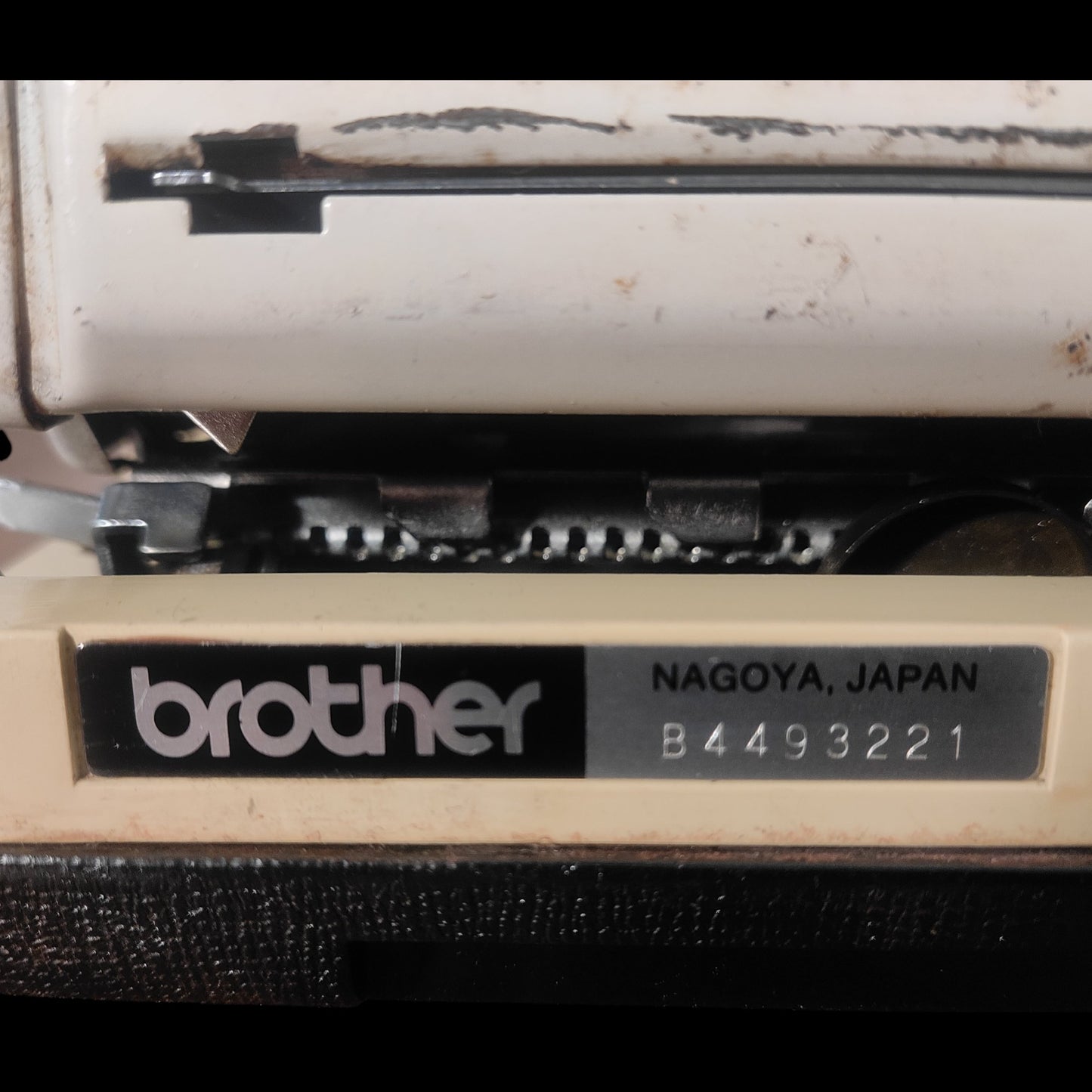 Image of Brother Deluxe 850TR Typewriter. Available from universaltypewritercompany.in