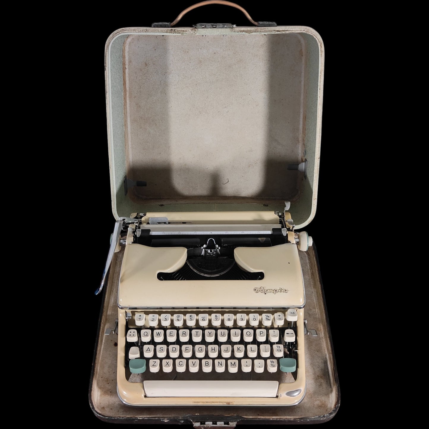 Image of Olympia SM3 Typewriter. Available from universaltypewritercompany.in