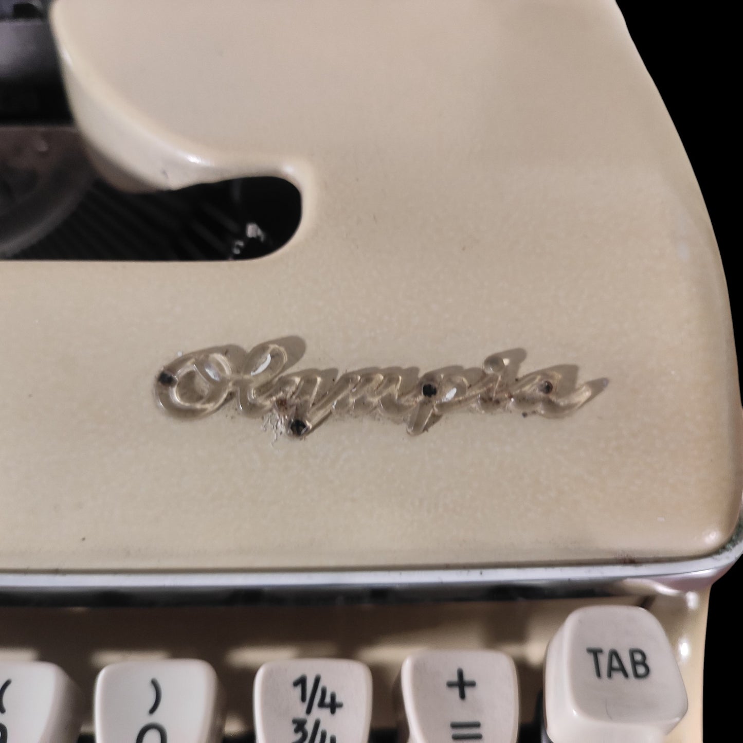 Image of Olympia SM3 Typewriter. Available from universaltypewritercompany.in