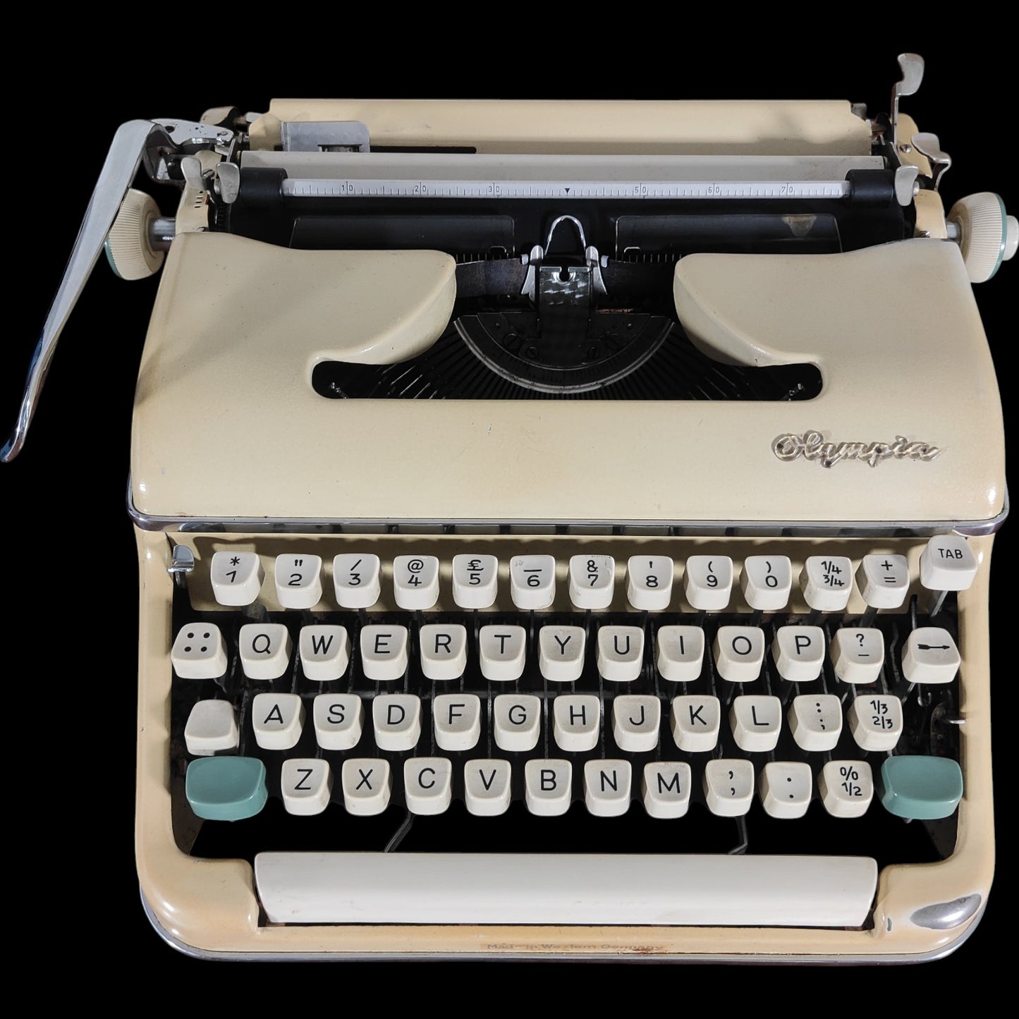 Image of Olympia SM3 Typewriter. Available from universaltypewritercompany.in