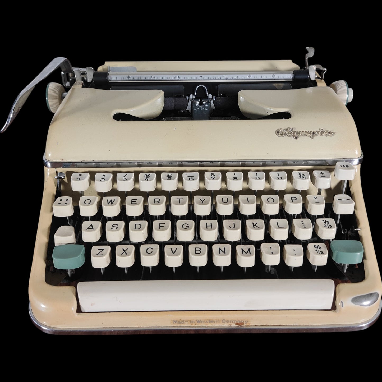 Image of Olympia SM3 Typewriter. Available from universaltypewritercompany.in