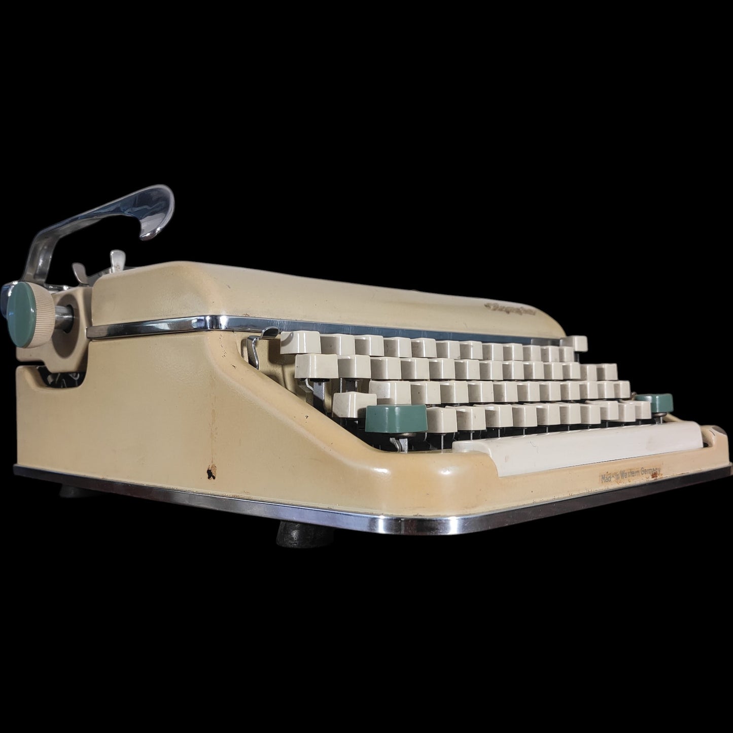 Image of Olympia SM3 Typewriter. Available from universaltypewritercompany.in