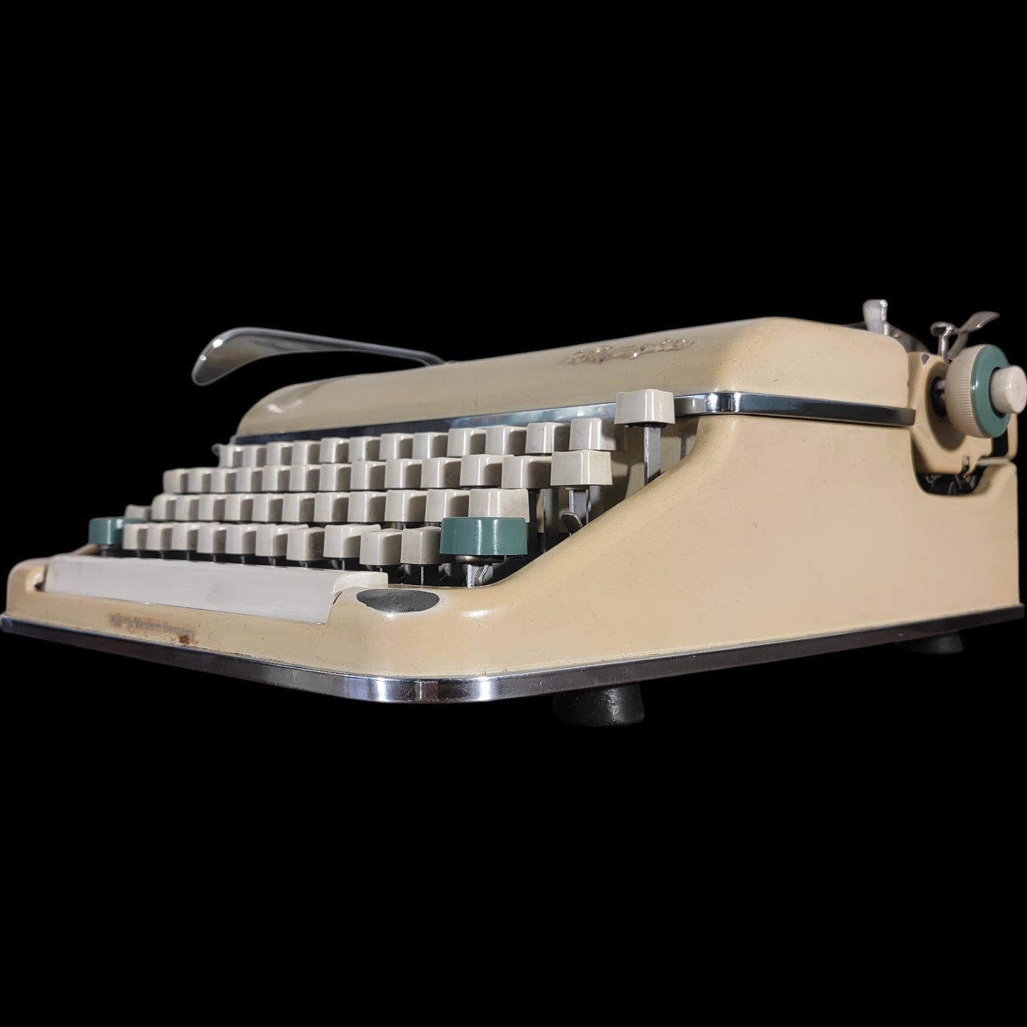 Image of Olympia SM3 Typewriter. Available from universaltypewritercompany.in