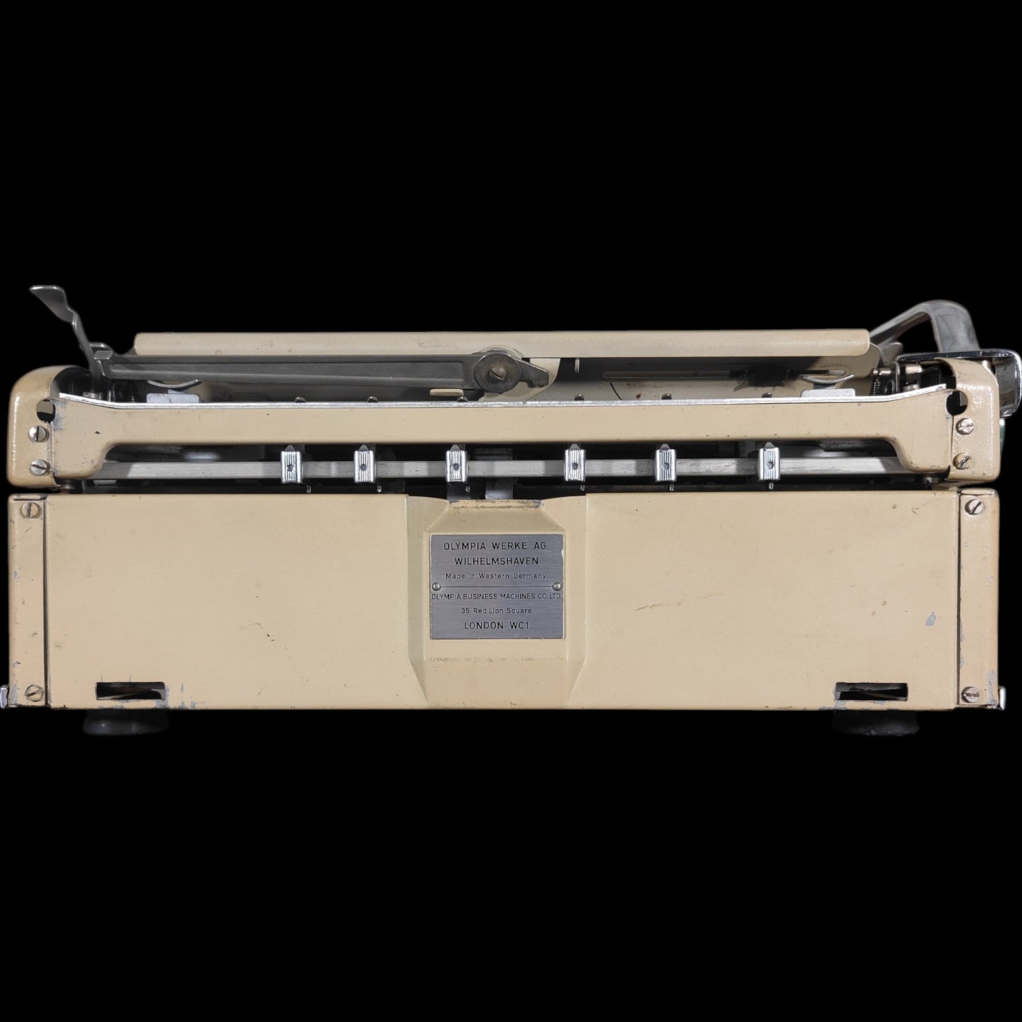 Image of Olympia SM3 Typewriter. Available from universaltypewritercompany.in