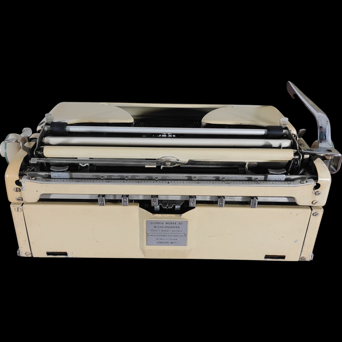 Image of Olympia SM3 Typewriter. Available from universaltypewritercompany.in
