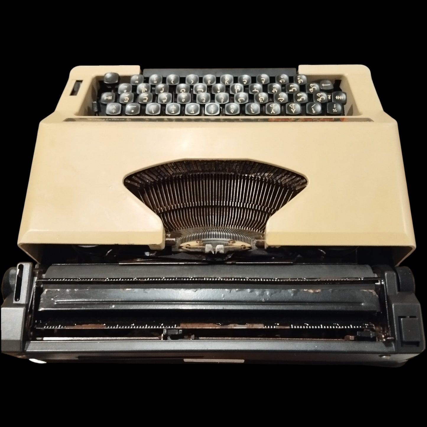 Image of Rover 4000 Comfort Urdu Arabic Typewriter. Available from universaltypewritercompany.in