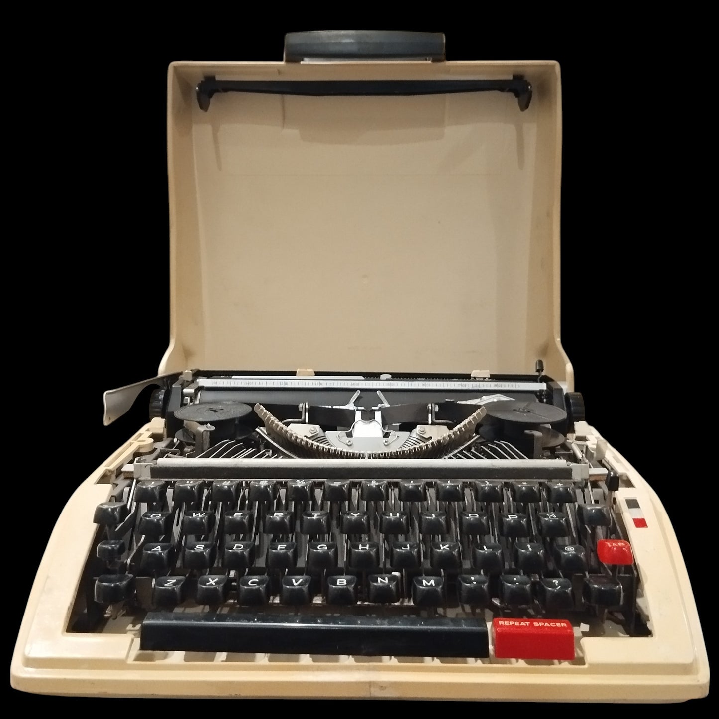 Image of Brother 750TR Typewriter. Available from universaltypewritercompany.in