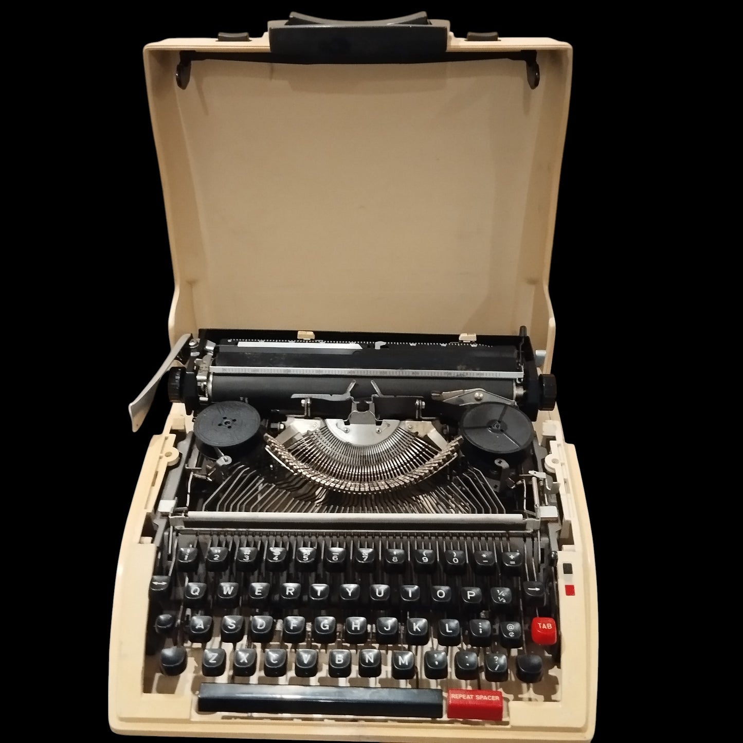Image of Brother 750TR Typewriter. Available from universaltypewritercompany.in