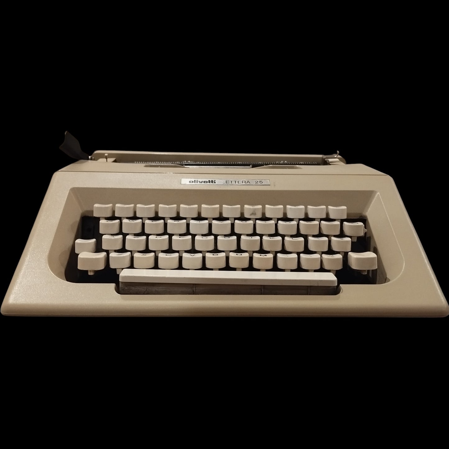 Image of Olivetti Lettera 25 Typewriter. Available at universaltypewritercompany.in