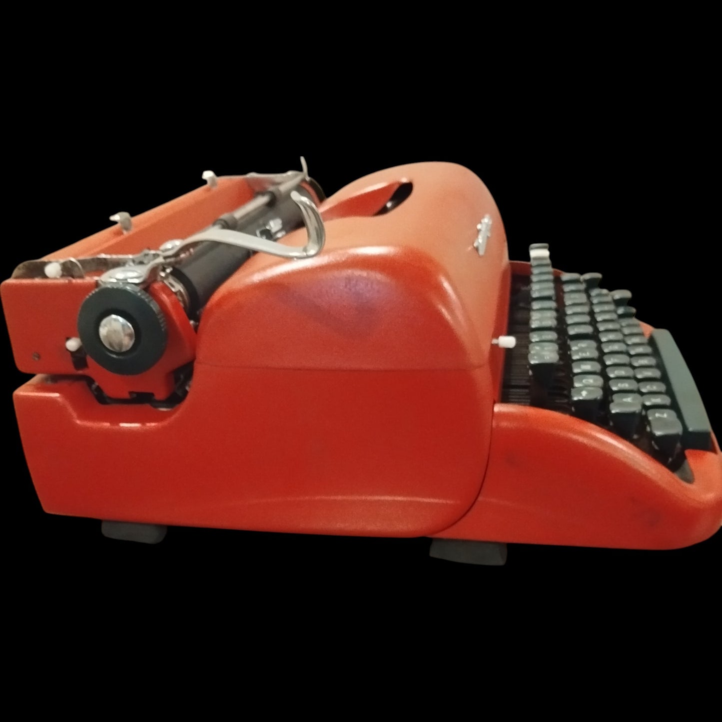 Image of Remington Personal Portable Typewriter. Available from universaltypewritercompany.in