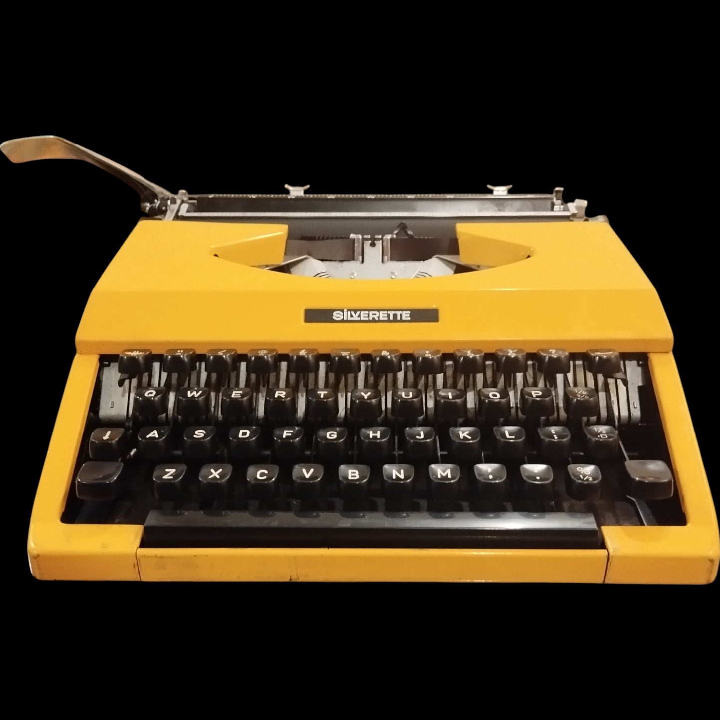 Image of Silver Reed Silverette Typewriter. Available from universaltypewritercompany.in