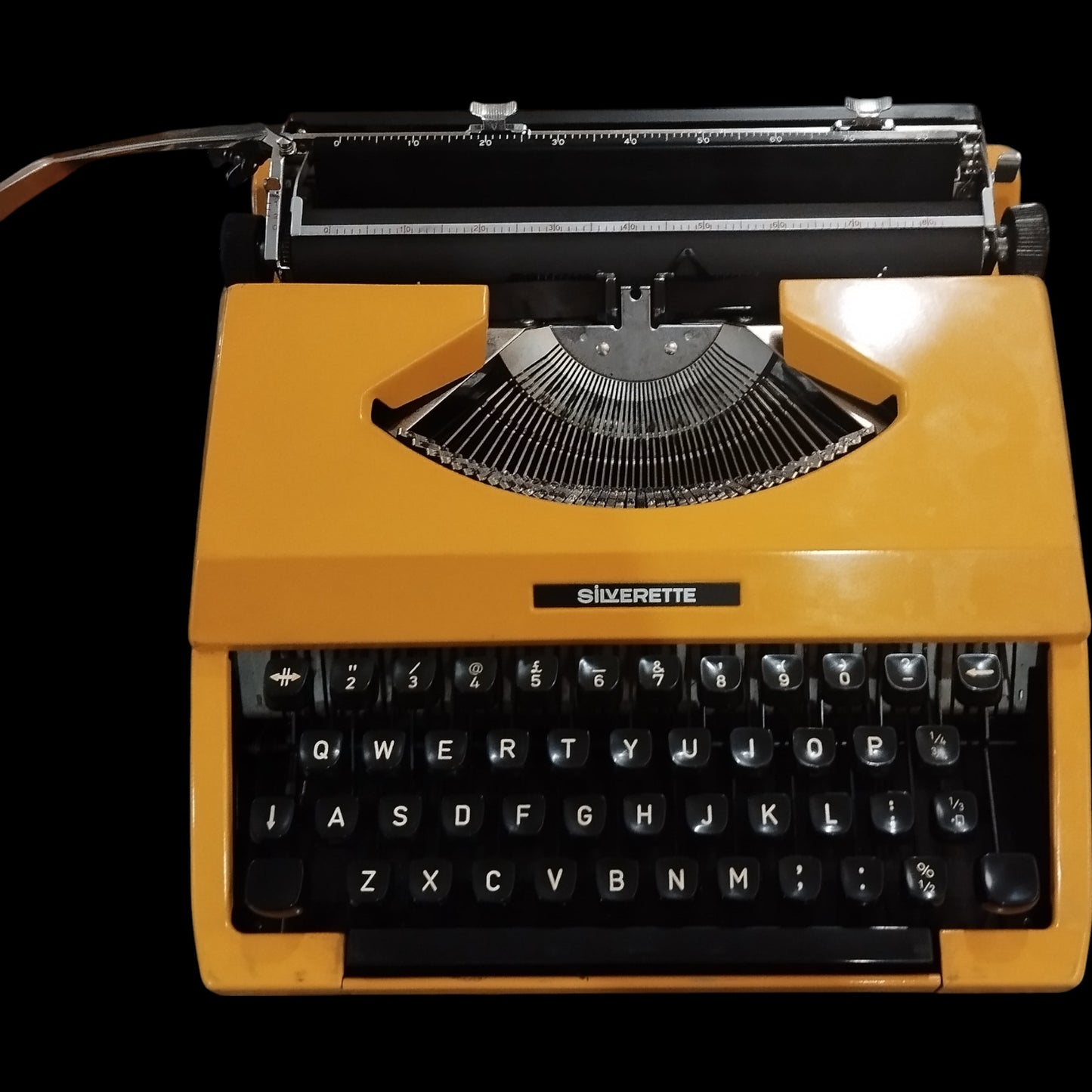 Image of Silver Reed Silverette Typewriter. Available from universaltypewritercompany.in
