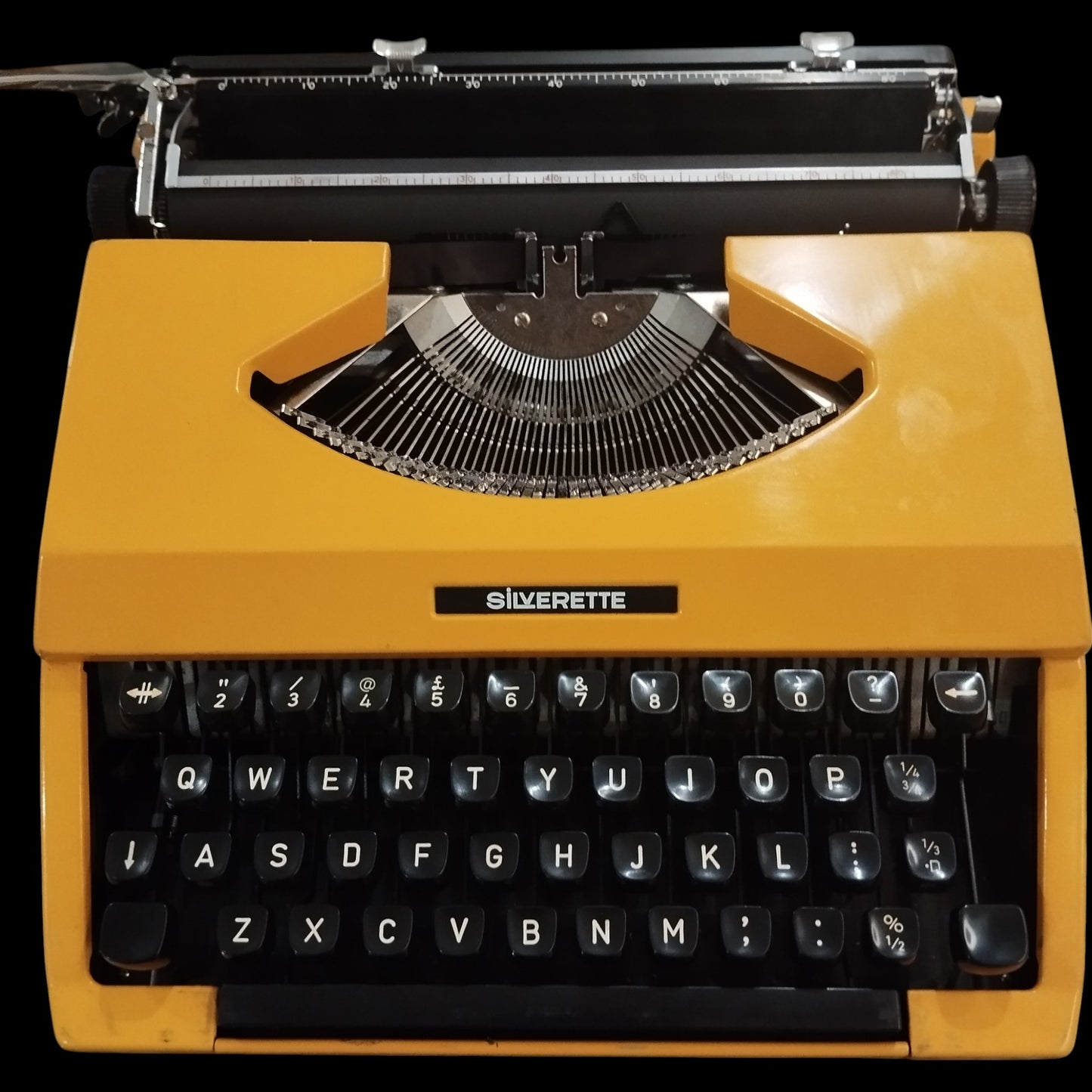 Image of Silver Reed Silverette Typewriter. Available from universaltypewritercompany.in