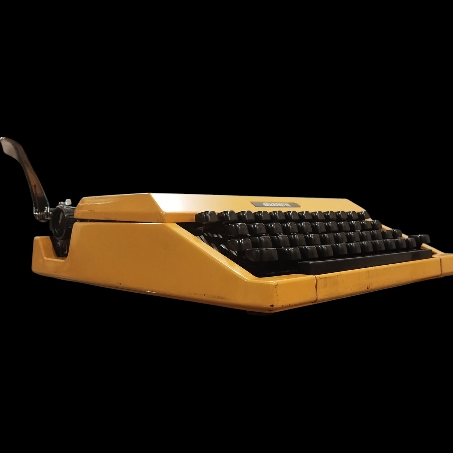 Image of Silver Reed Silverette Typewriter. Available from universaltypewritercompany.in