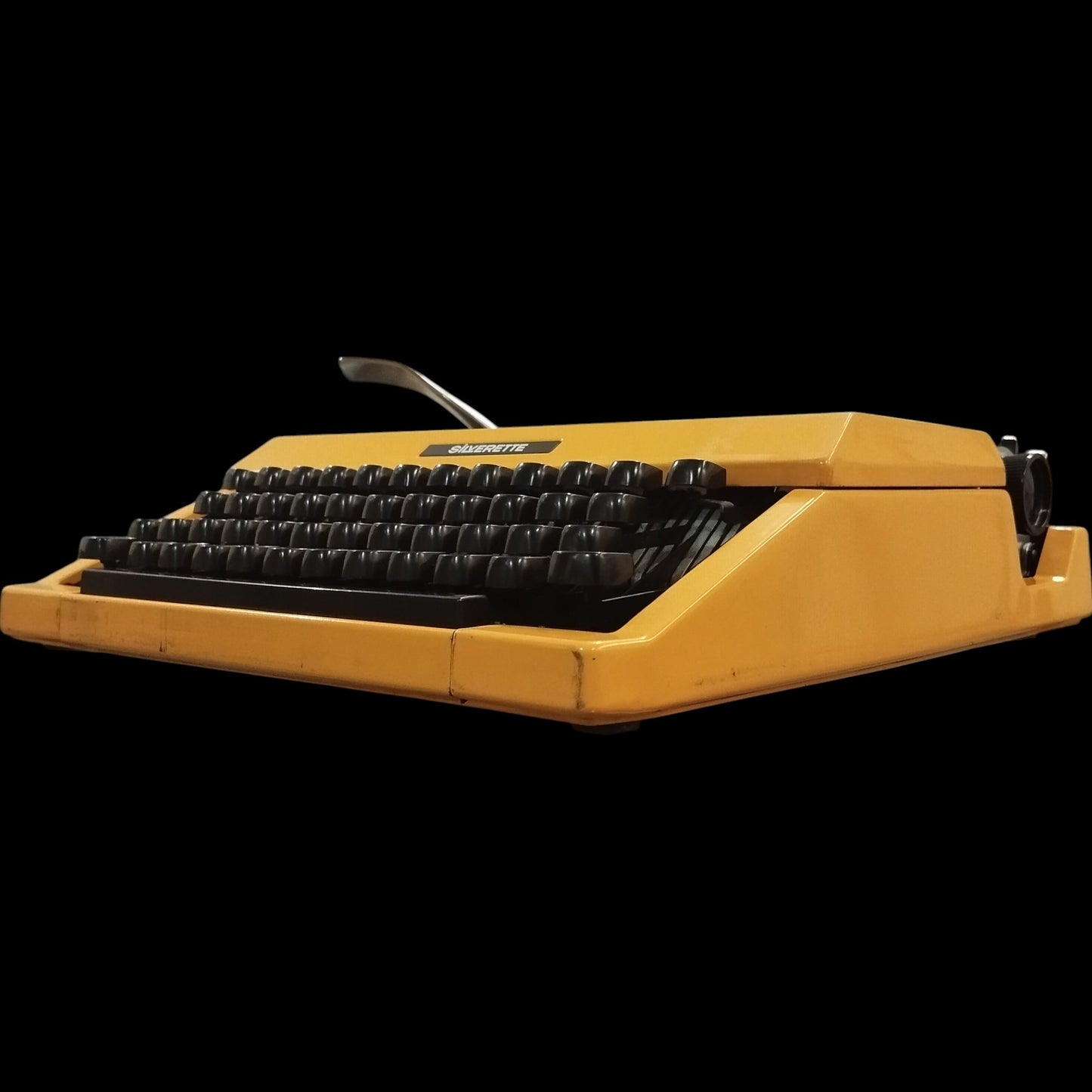 Image of Silver Reed Silverette Typewriter. Available from universaltypewritercompany.in