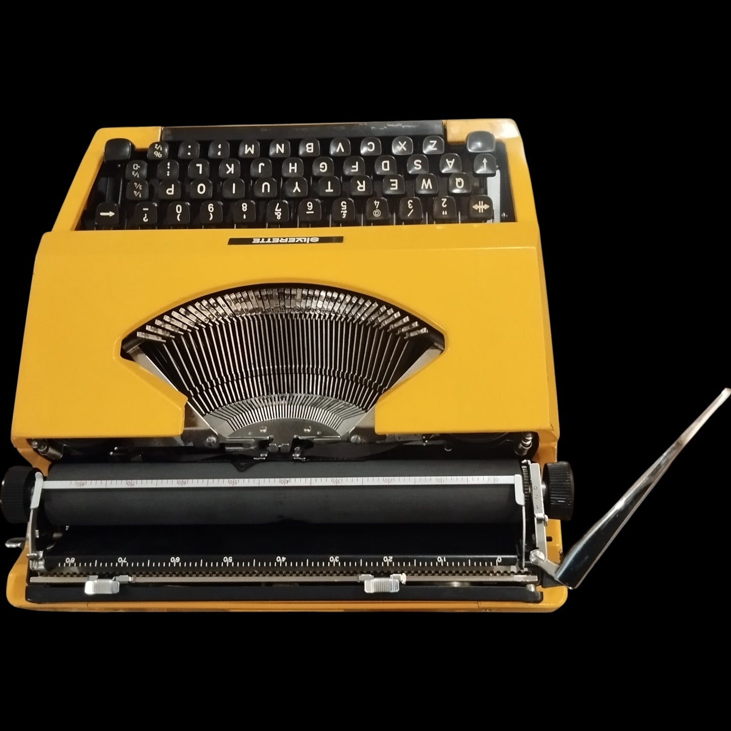 Image of Silver Reed Silverette Typewriter. Available from universaltypewritercompany.in