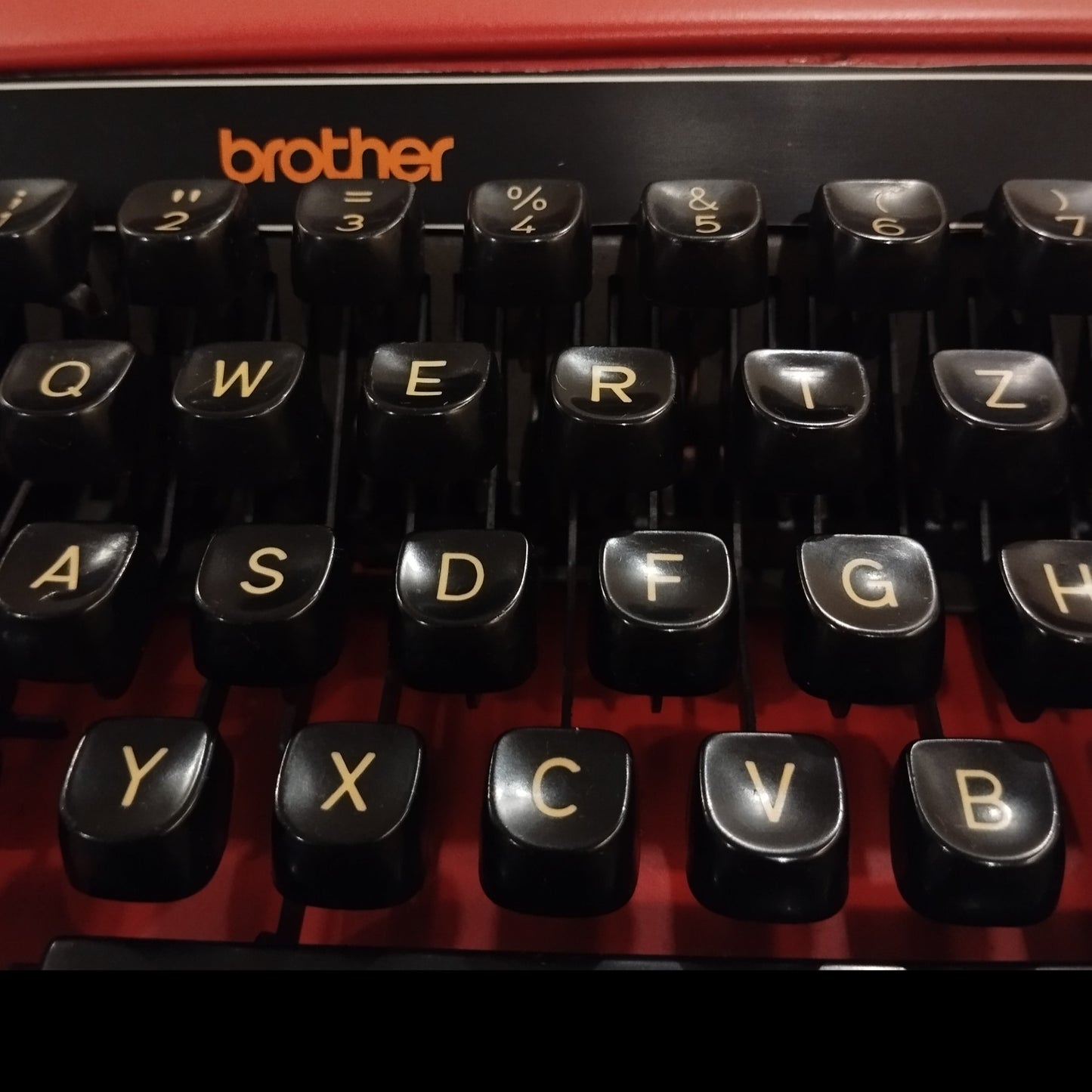 Image of Brother Deluxe 250TR Typewriter. Available from universaltypewritercompany.in