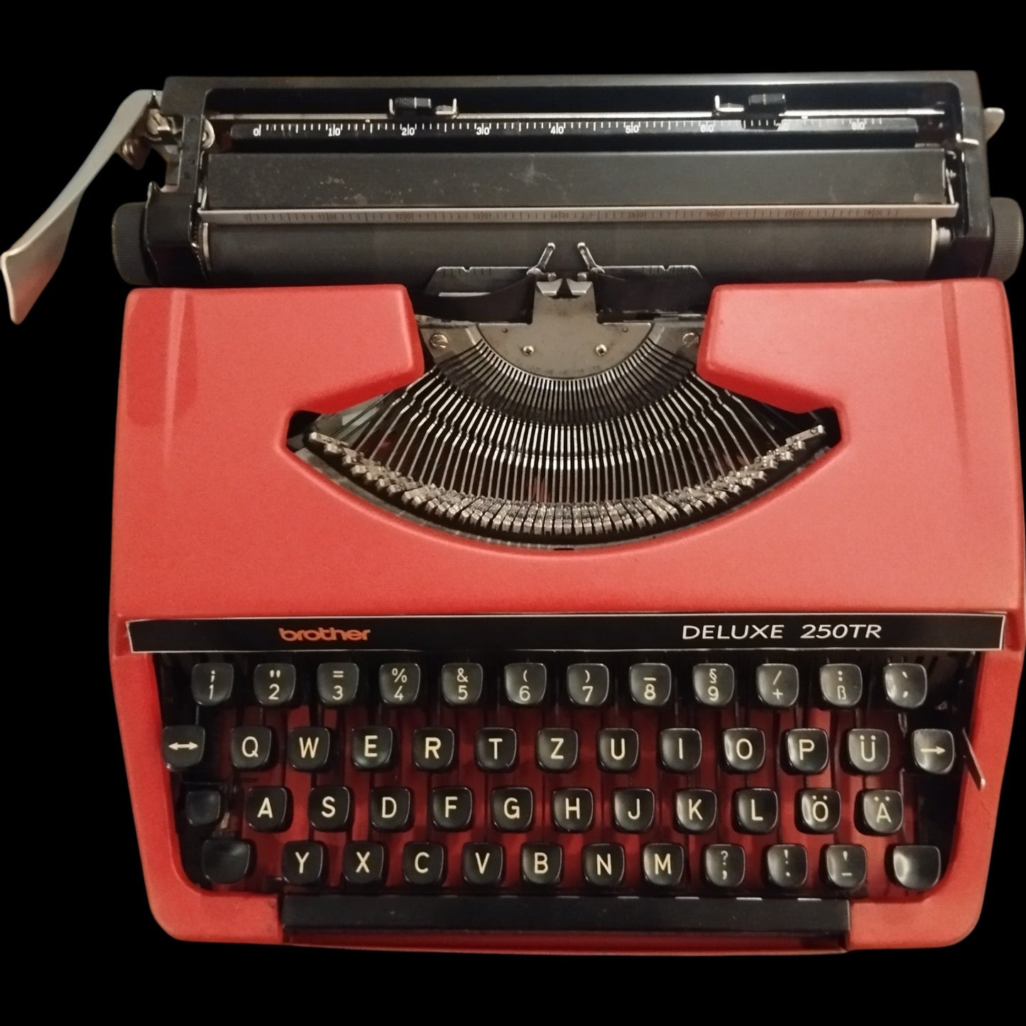 Image of Brother Deluxe 250TR Typewriter. Available from universaltypewritercompany.in