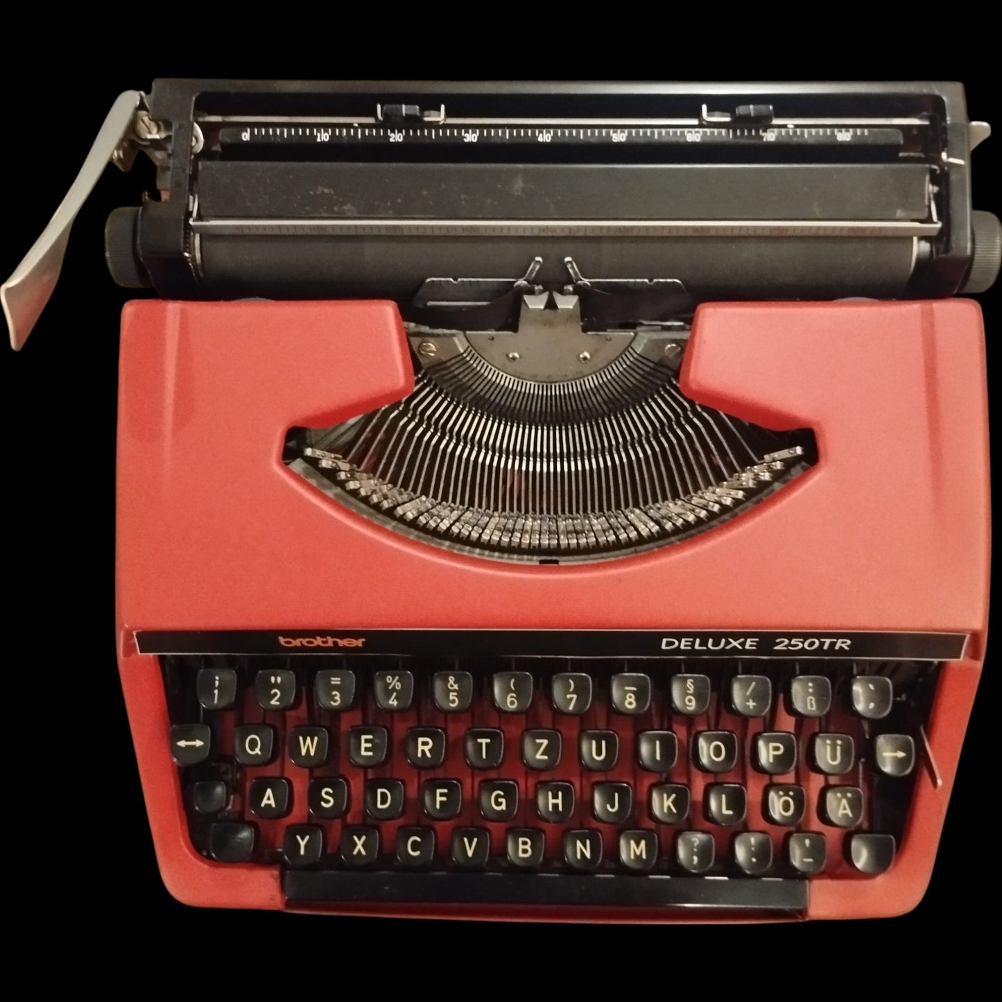 Image of Brother Deluxe 250TR Typewriter. Available from universaltypewritercompany.in