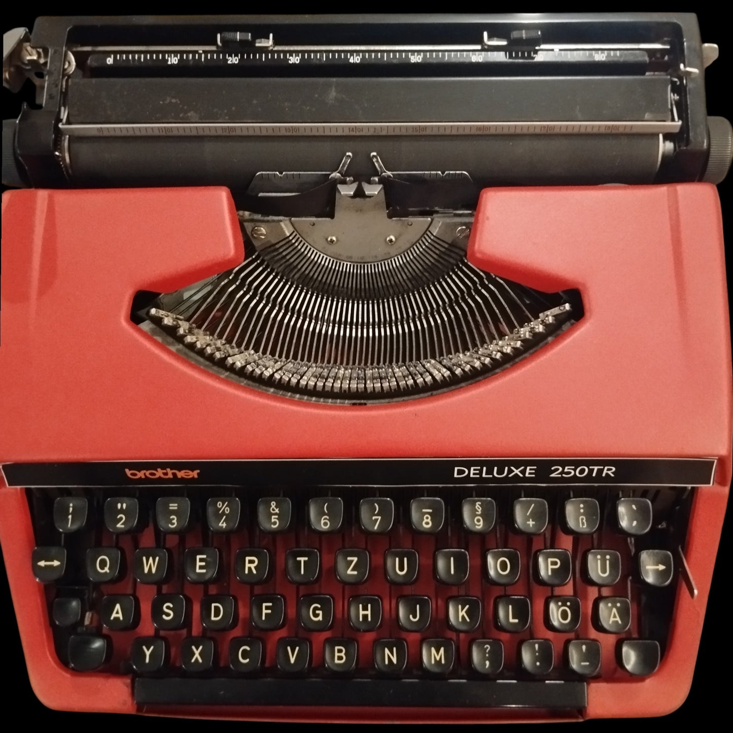 Image of Brother Deluxe 250TR Typewriter. Available from universaltypewritercompany.in