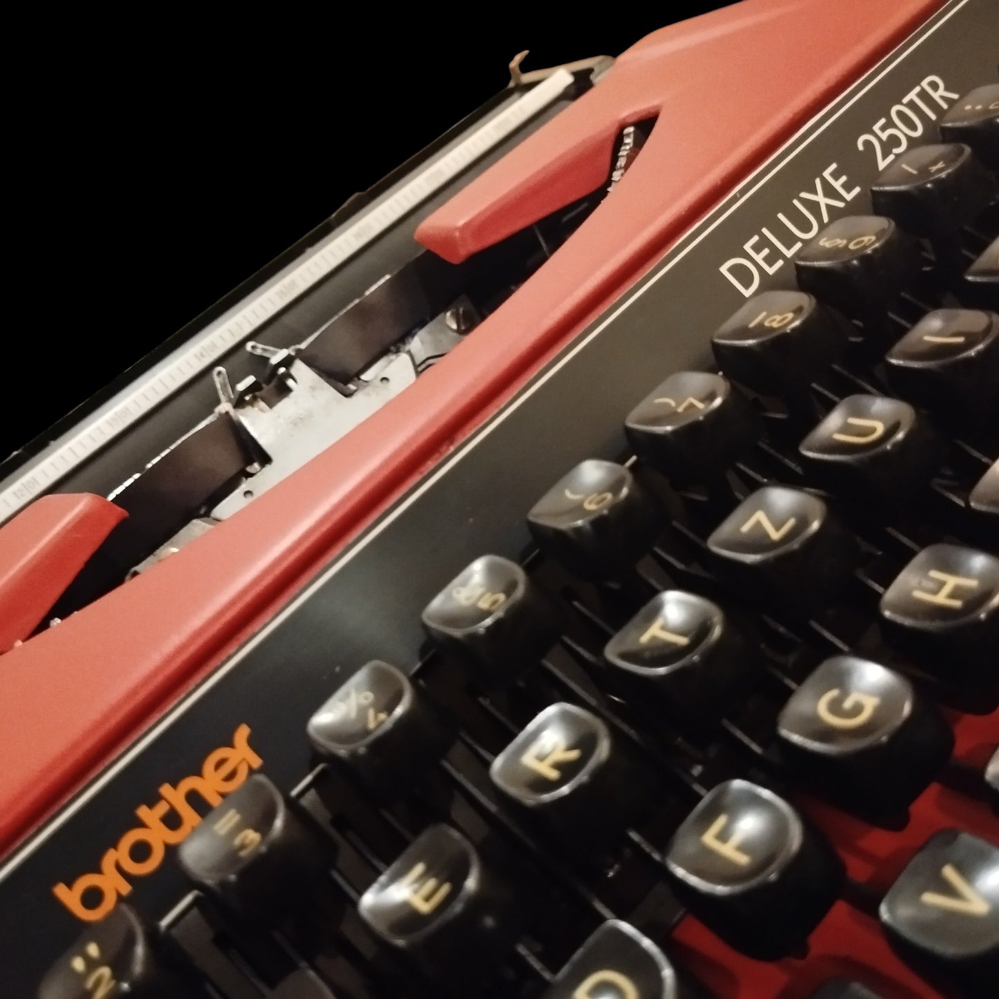 Image of Brother Deluxe 250TR Typewriter. Available from universaltypewritercompany.in
