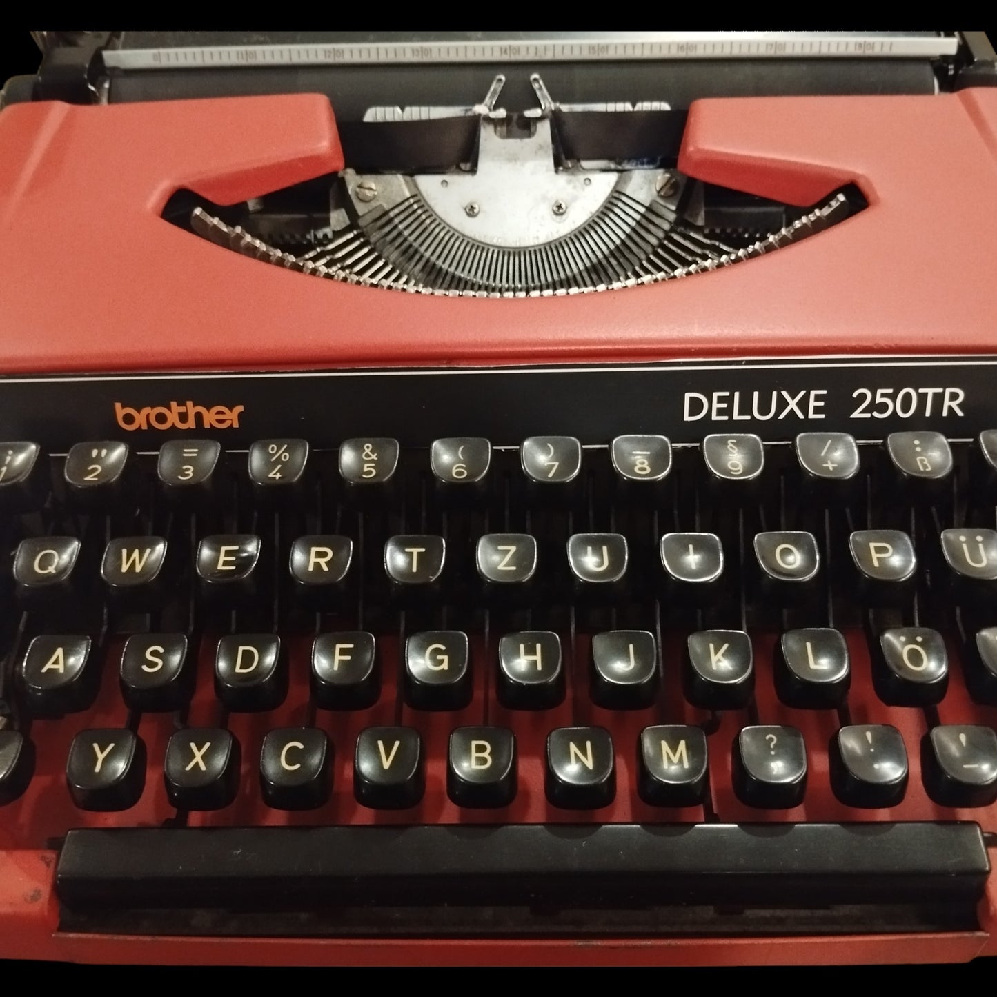 Image of Brother Deluxe 250TR Typewriter. Available from universaltypewritercompany.in