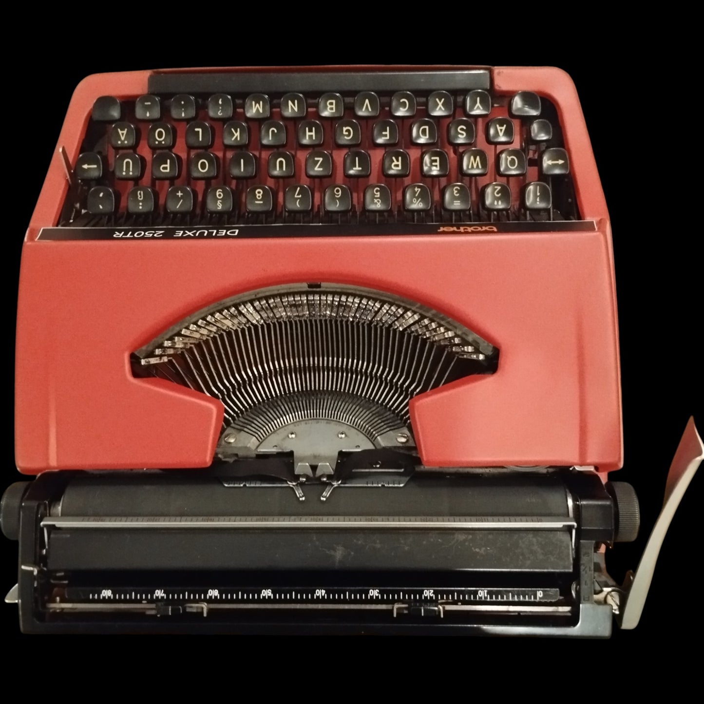 Image of Brother Deluxe 250TR Typewriter. Available from universaltypewritercompany.in