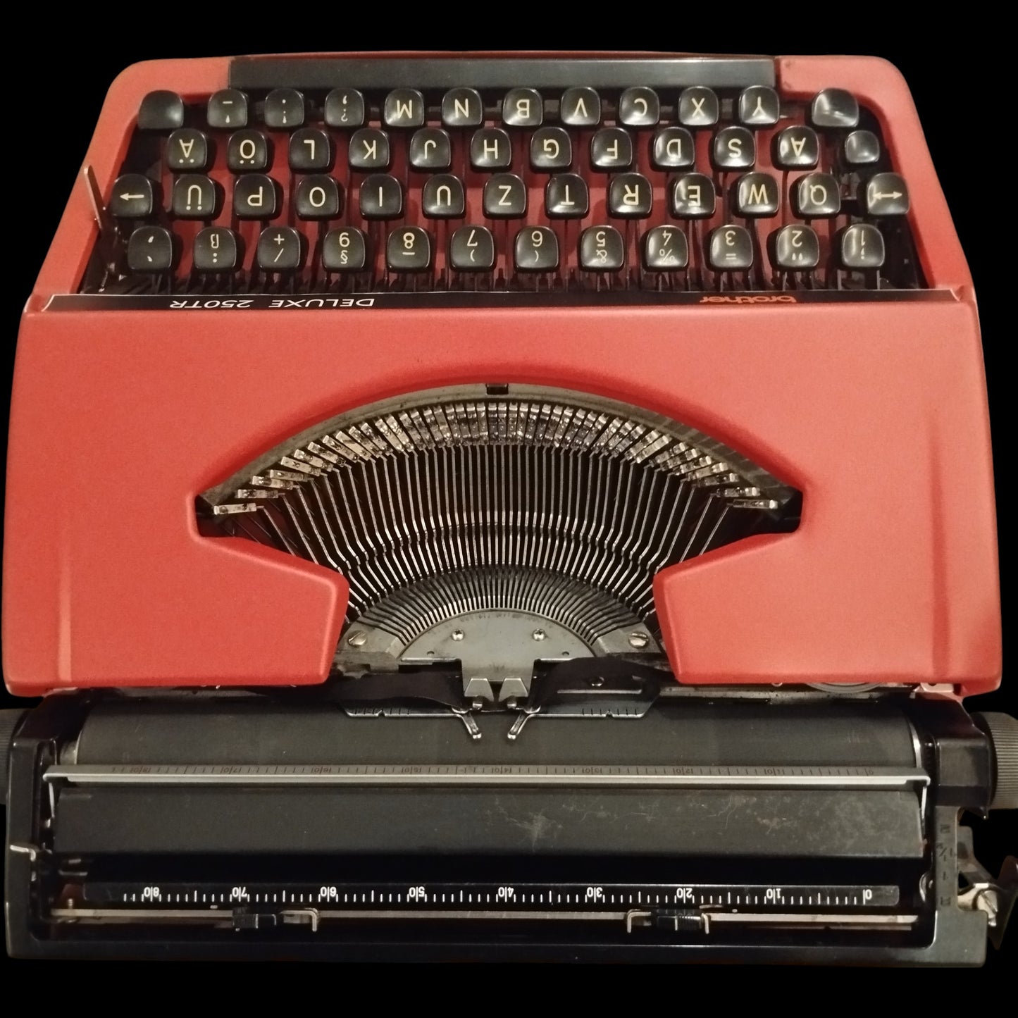 Image of Brother Deluxe 250TR Typewriter. Available from universaltypewritercompany.in