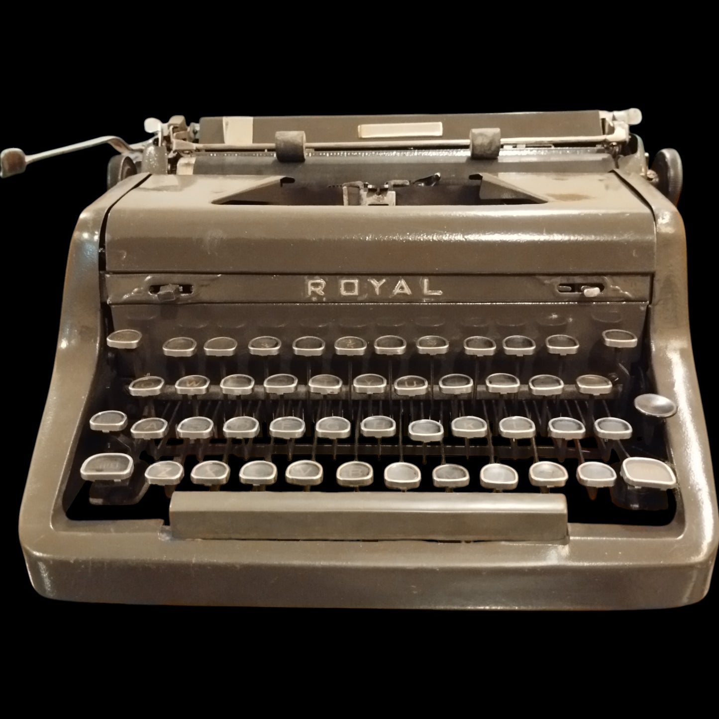 Image of Royal Quiet De Luxe Typewriter. Available from universaltypewritercompany.in