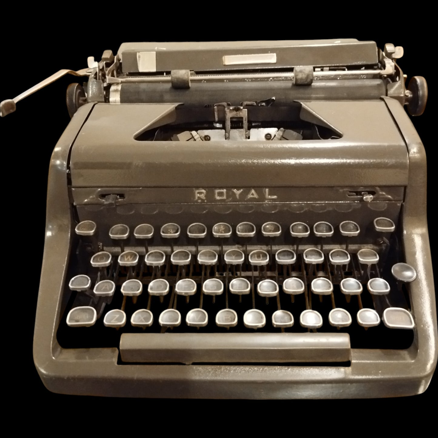 Image of Royal Quiet De Luxe Typewriter. Available from universaltypewritercompany.in