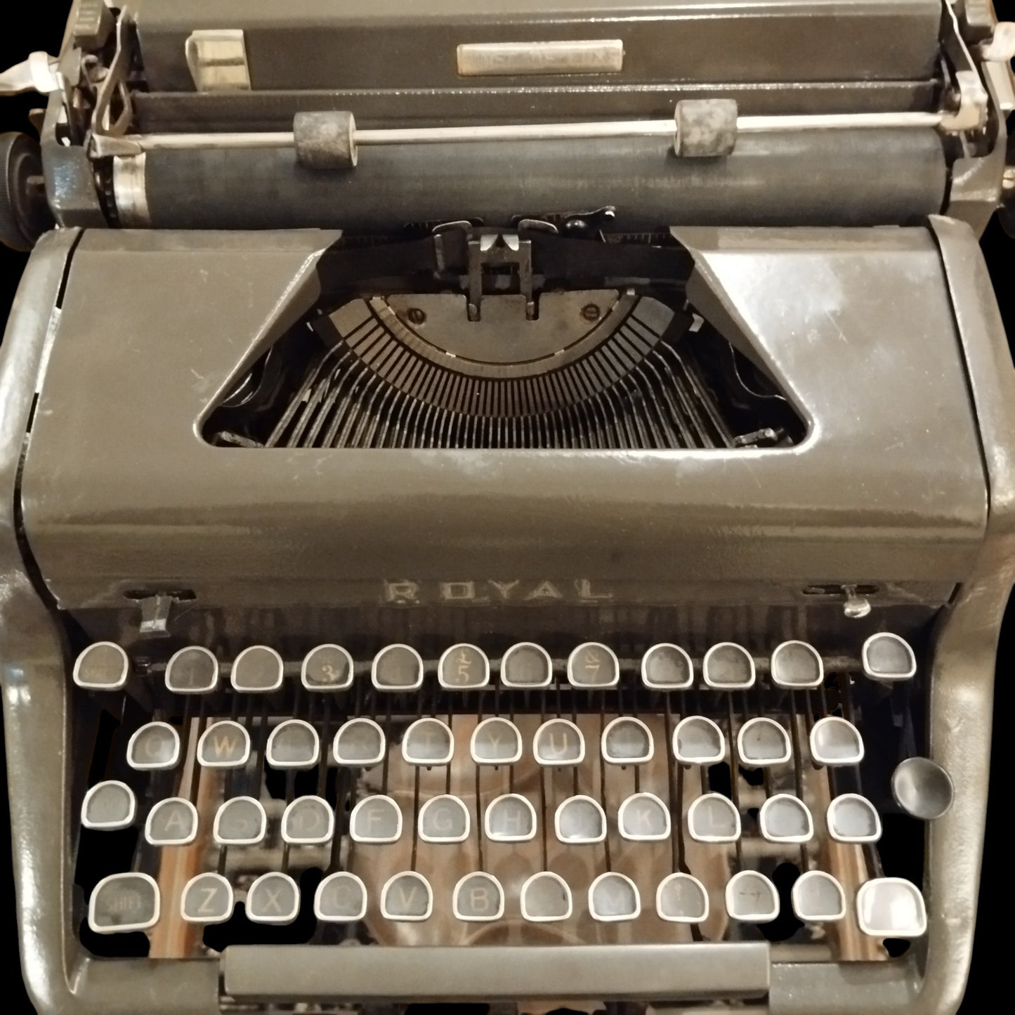 Image of Royal Quiet De Luxe Typewriter. Available from universaltypewritercompany.in