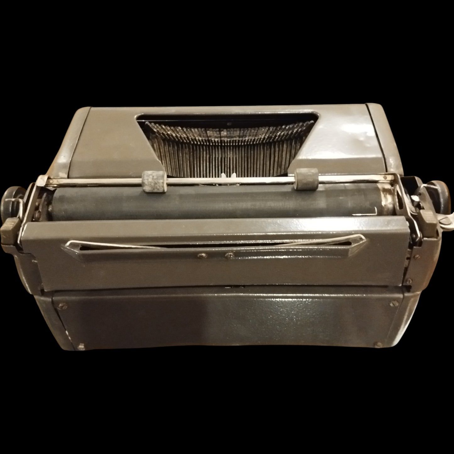 Image of Royal Quiet De Luxe Typewriter. Available from universaltypewritercompany.in