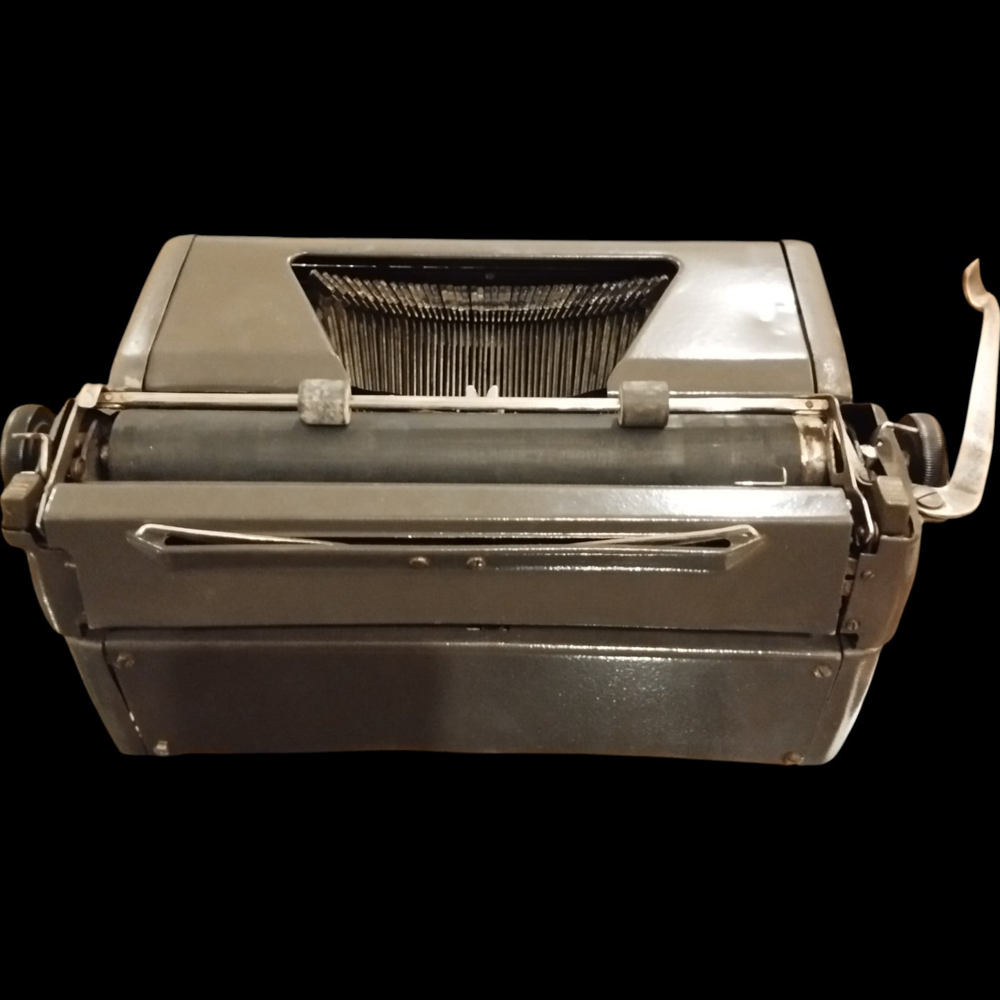 Image of Royal Quiet De Luxe Typewriter. Available from universaltypewritercompany.in
