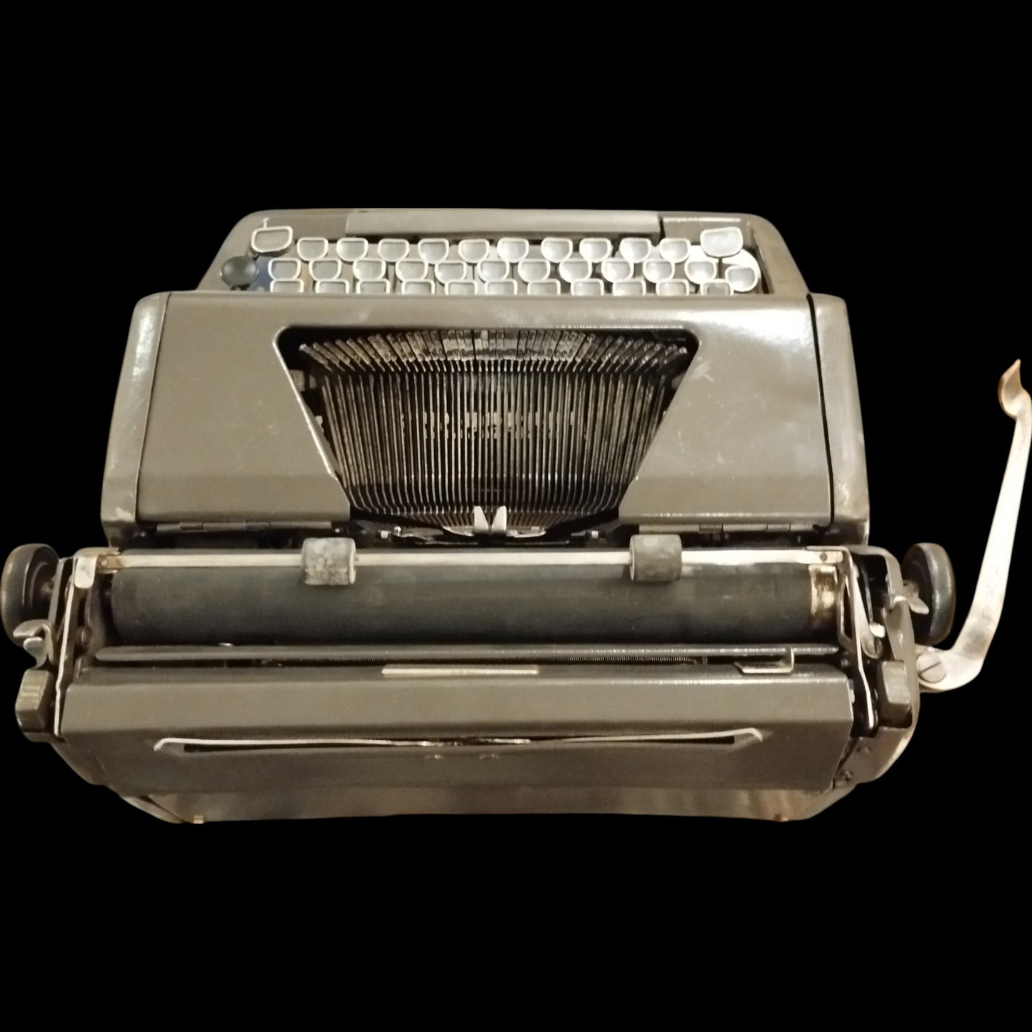 Image of Royal Quiet De Luxe Typewriter. Available from universaltypewritercompany.in