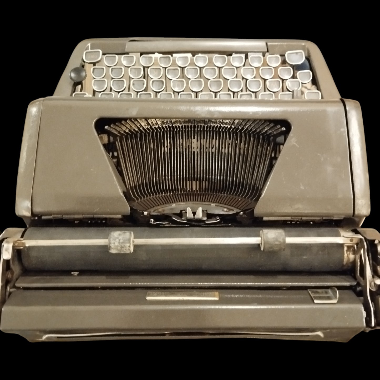 Image of Royal Quiet De Luxe Typewriter. Available from universaltypewritercompany.in