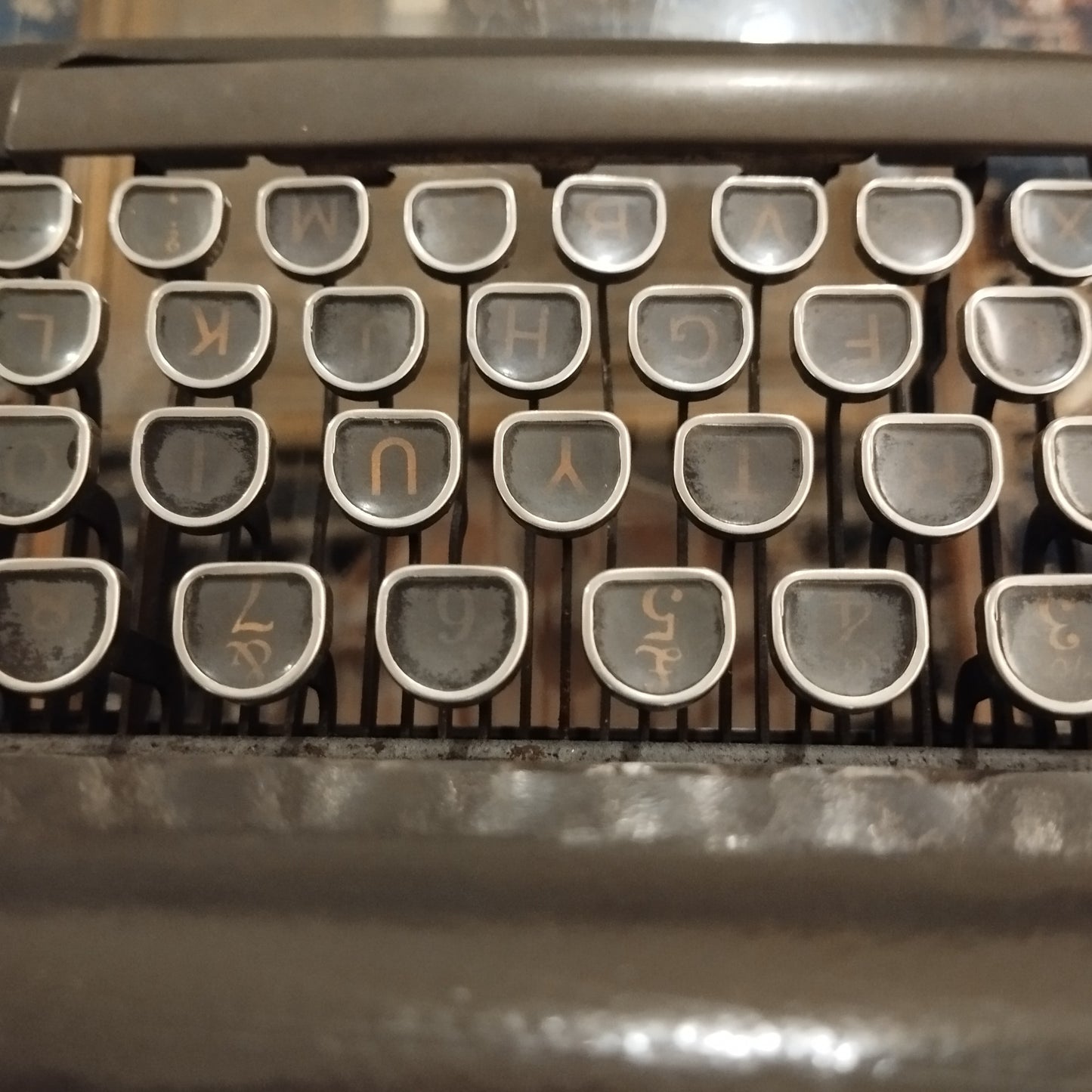 Image of Royal Quiet De Luxe Typewriter. Available from universaltypewritercompany.in