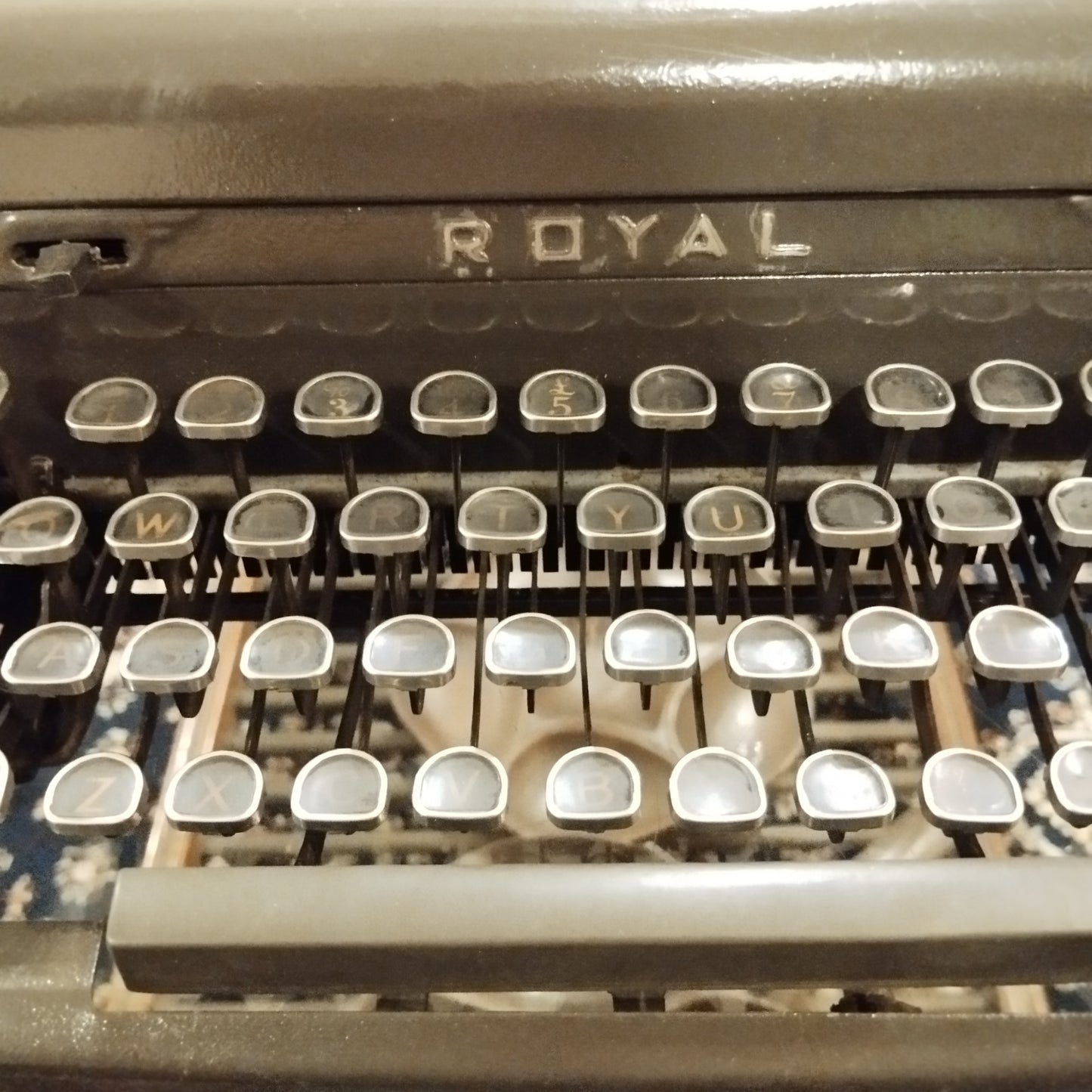 Image of Royal Quiet De Luxe Typewriter. Available from universaltypewritercompany.in