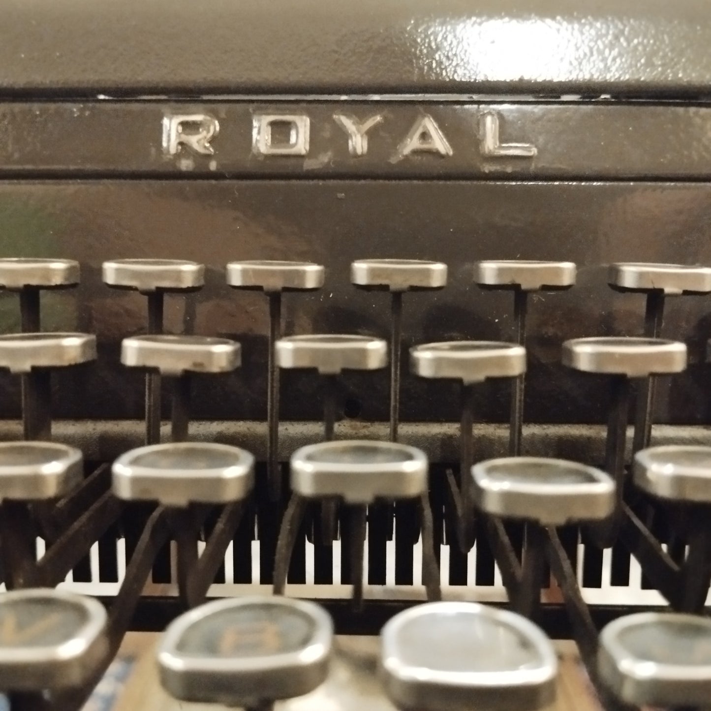 Image of Royal Quiet De Luxe Typewriter. Available from universaltypewritercompany.in
