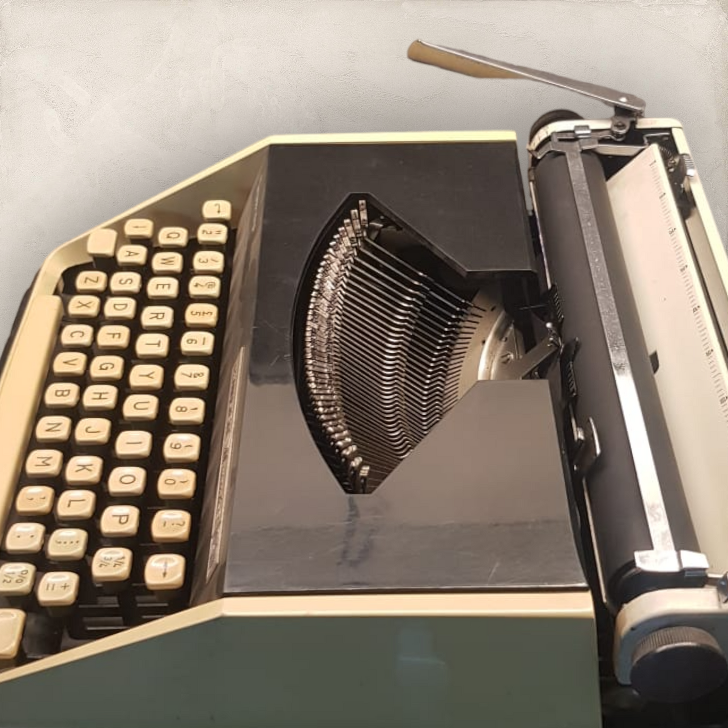 Image of Sperry Rand Remington Monarch-2 Typewriter from universaltypewritercompany.in