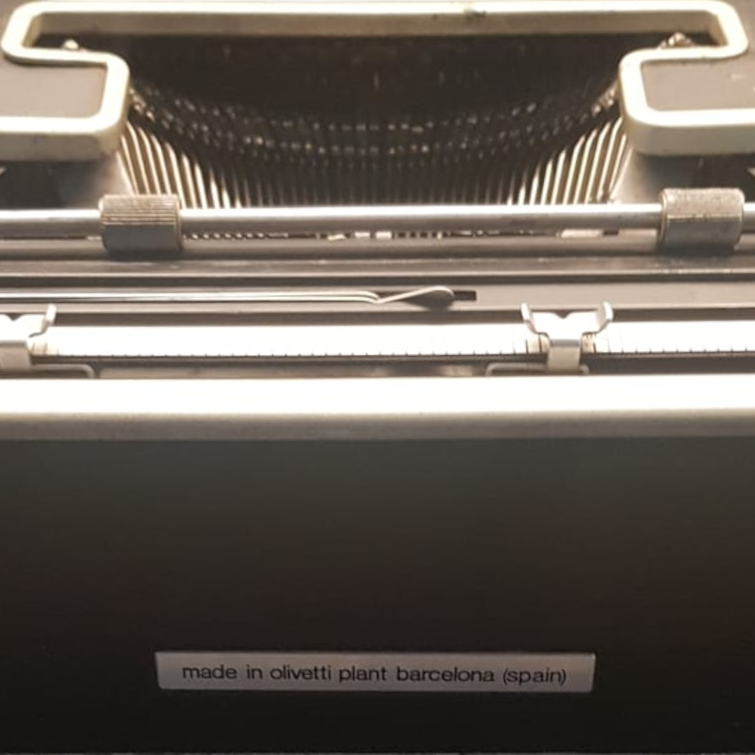 Image of Olivetti Lettera DL Typewriter from universaltypewritercompany.in