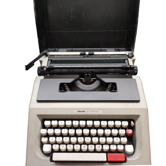 Image of Olivetti Lettera 42 Typewriter with original fibre cover. Available from universaltypewritercompany.in