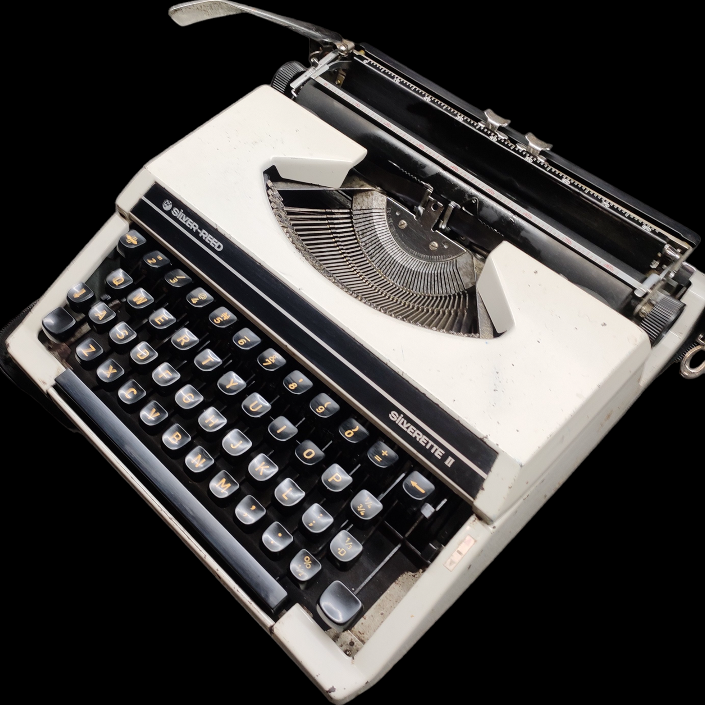 Image of Silver Reed Silverette Typewriter. Original with zip cover. Available from universaltypewritercompany.in