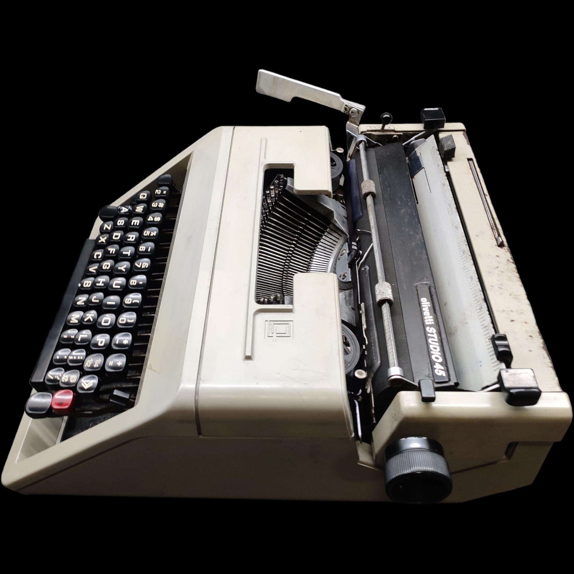 Image of Olivetti Studio 45 Typewriter. Available from universaltypewritercompany.in