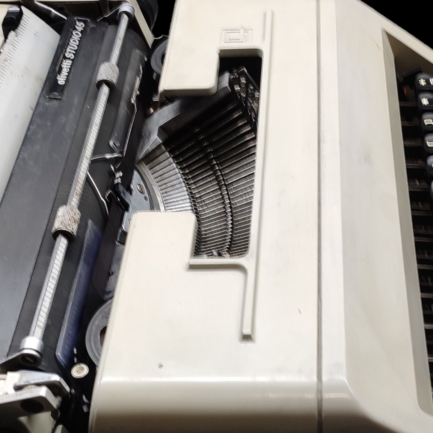 Image of Olivetti Studio 45 Typewriter. Available from universaltypewritercompany.in