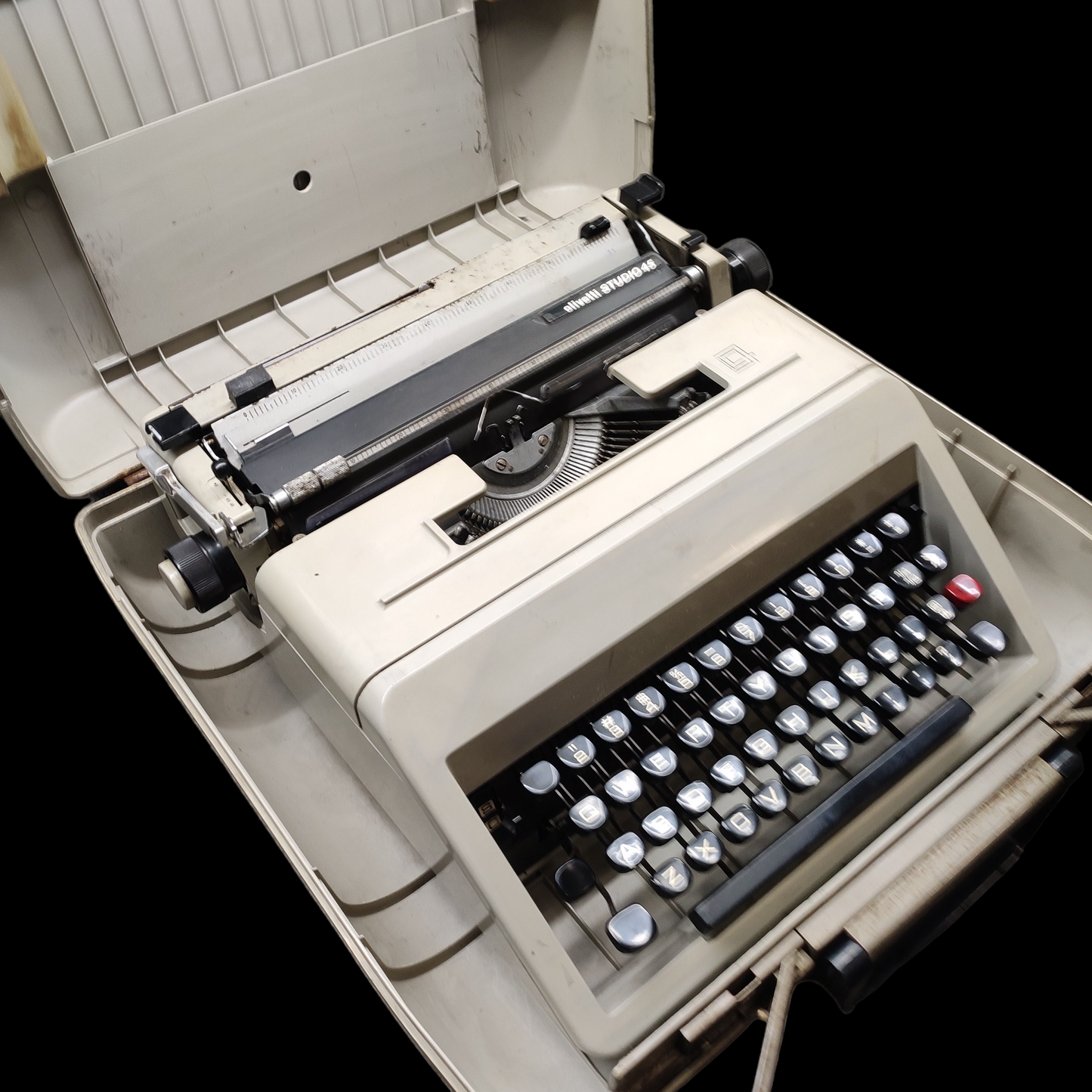 Image of Olivetti Studio 45 Typewriter. Available from universaltypewritercompany.in