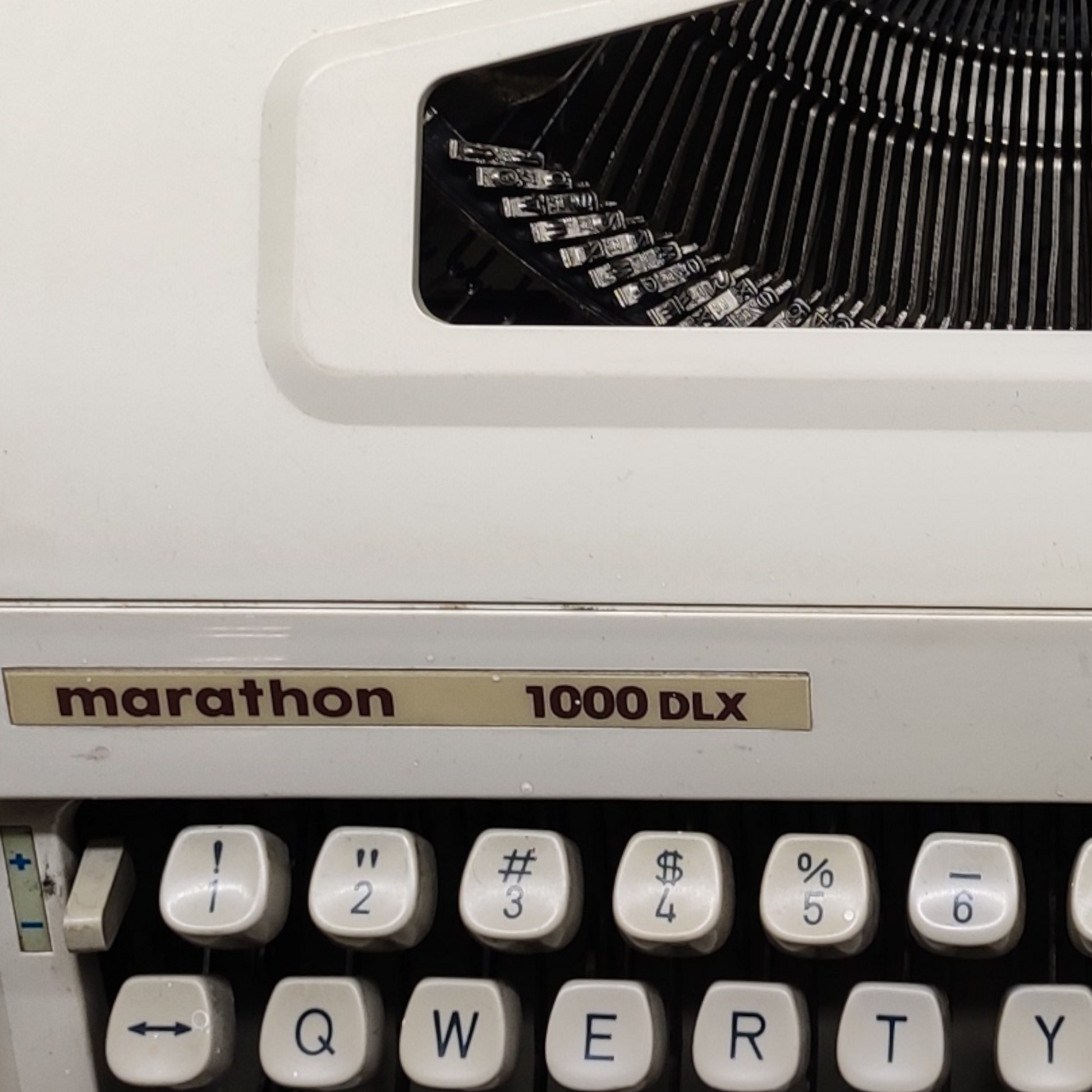 Image of Marathon 1000 DLX Typewriter. Available from universaltypewritercompany.in