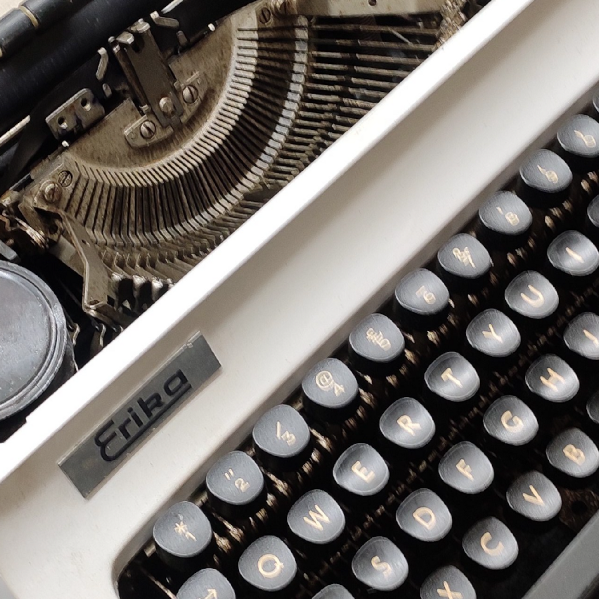 Image of Erika Typewriter. Available from universaltypewritercompany.in