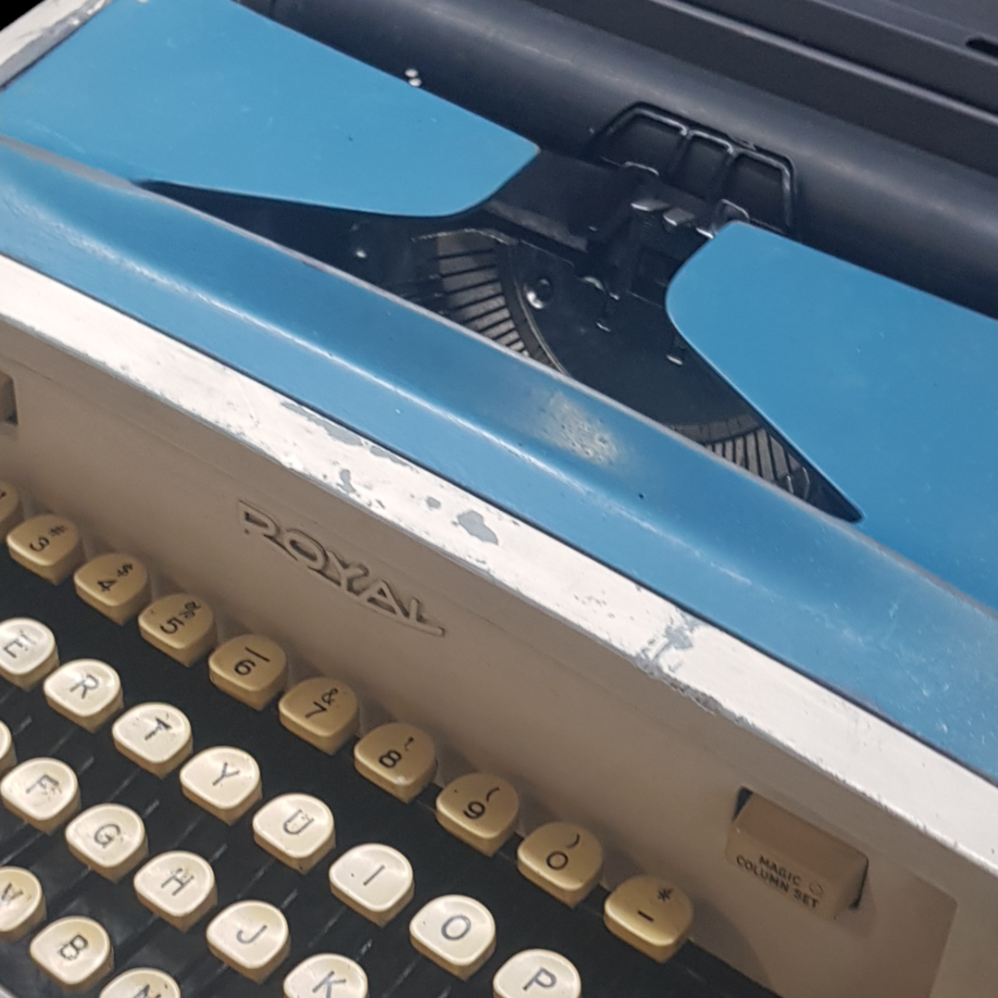 Image of Royal Safari Typewriter. A mid Size Rare Portable Typewriter. Made in the USA. Available from Universal Typewriter Company.