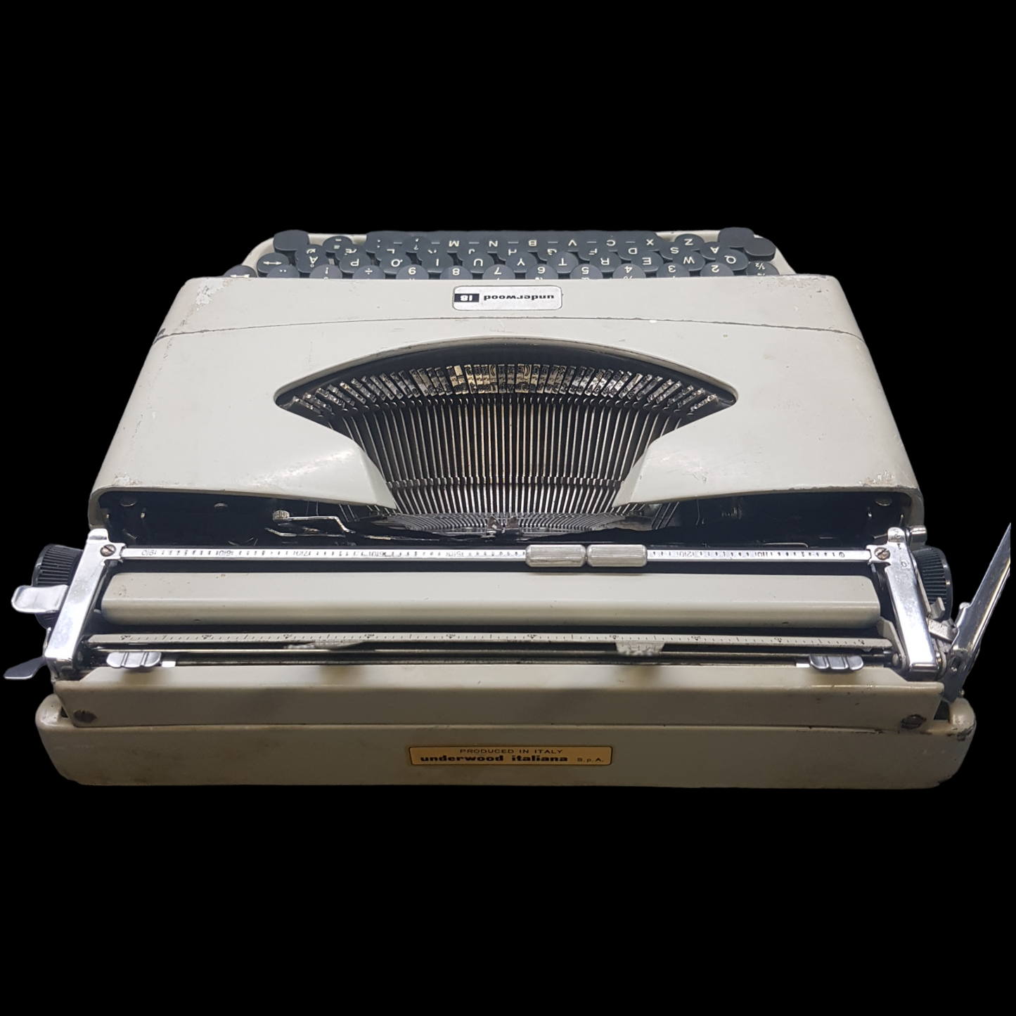 Image of Underwood 18 Typewriter. Almost smallest portable typewriter. Made in Italy. Available from universaltypewritercompany.in.